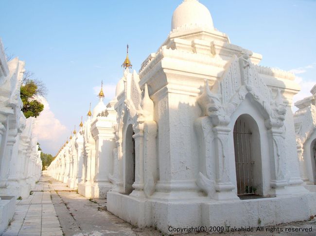 クドードォ・パゴダ(Kuthodaw Pagoda)<br /><br />境内を埋め尽くす729もの白亜の仏塔の中には経典を刻んだ石版が納められており、世界最大の経典と言われています。<br /><br />http://en.wikipedia.org/wiki/World's_largest_book