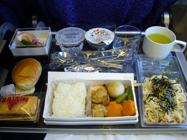 シンガポールエアラインの福岡からの機内食。ROYALのレーズンサンドなども付いて、エコノミークラスの機内食としては最高レベルではないかと思うくらい美味しかったです。