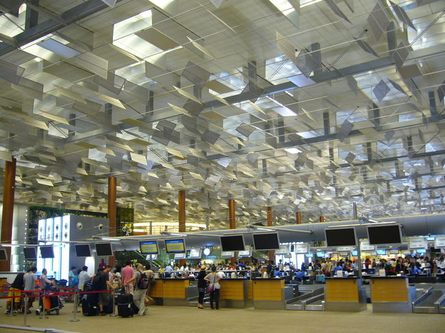 シンガポールのチャンギ国際空港内部。未来的建築です。内部には製品PRを兼ねたマッサージチェアに無料で乗れたり、国花のランのコーナーがあったり、ゲームや映画ラウンジもあったりと至れりつくせり。国際ハブ空港としてのサービスを提供しているという自負がうかがえるようでした。