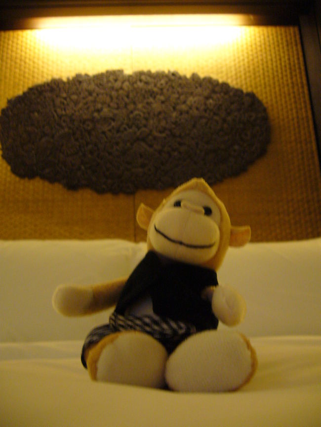 出迎えてくれるのはコンラッド・モンキー君。おみやげに持って帰れます。かわいい！！