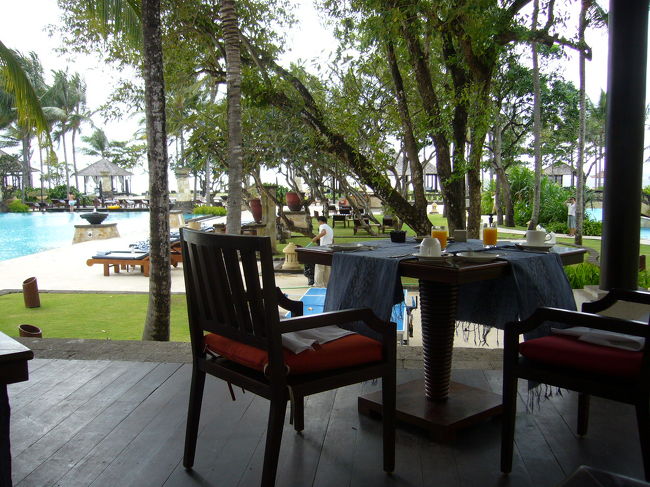 プールサイドで朝食をいただきます。ビュッフェ形式だけど、卵やベーコン等のホットミールのメインは注文を取りに来てくれます。