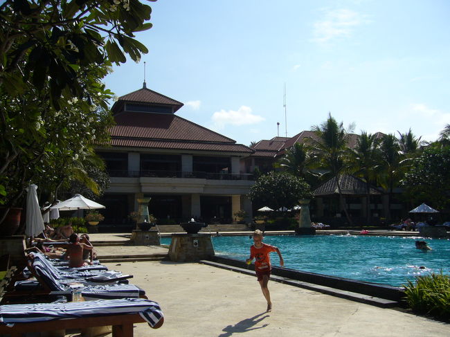 プールを海側からパチリ。