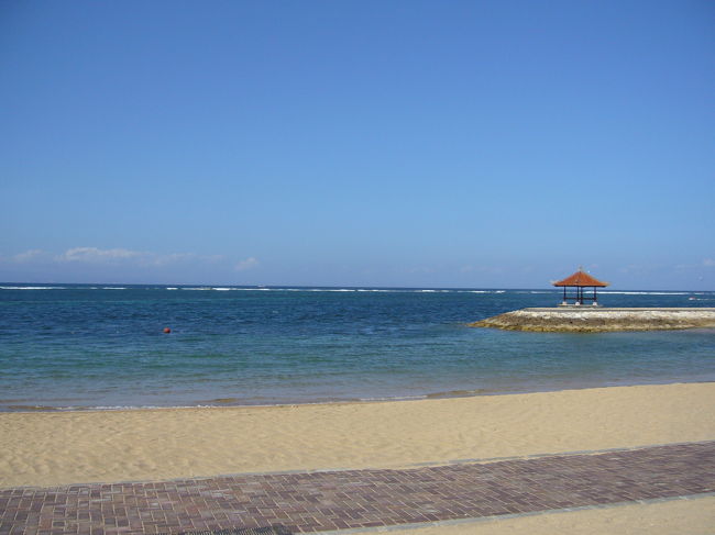 そしてビーチ。あいにく泳ごうと思ったときに引き潮で昆布だらけでおよげませんでした・・・