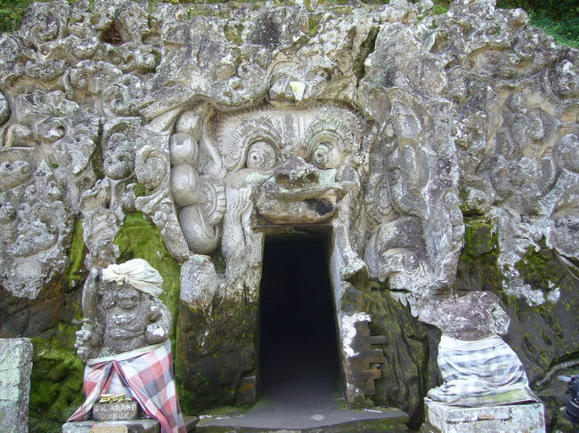 1日だけした観光に選んだのは、山間部のウブドとゴアガジャ遺跡を訪れるHISのフリーツアー（じゃらんじゃらん）。これは「象の遺跡」と言われる古代遺跡ゴアガジャです。なんだかかわいらしいです。