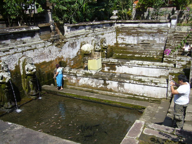 そばには沐浴場があります。男女別になっていたようです。