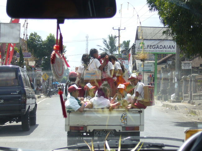 トラックの荷台に子供が鈴なり。。途上国の一面をありありと感じました。でもみんなHappyそうな顔はしていましたよ。
