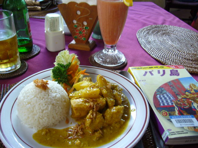 ランチのインドネシア風じゃがいものカレー。ちょっと塩辛すぎたかな。フルーツミックスジュースはとっても美味しかったです。