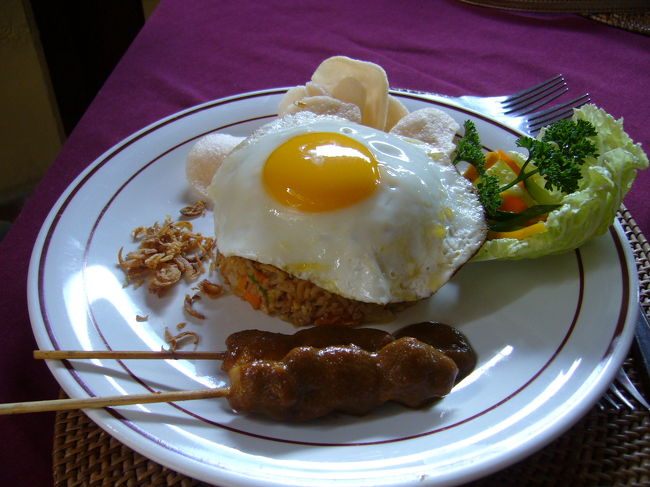 もう一つはナシゴレン。こっちは美味しかった〜