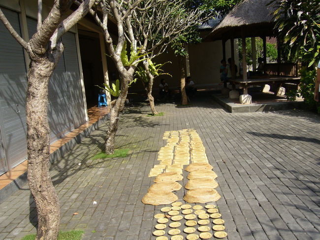 ガイドさんにほかにどこかお勧めは？と聞いて、アシタバという日本の青山にもあるらしいかごバッグやさんに連れて行ってもらいました。一つ一つ手作業でいぶして編んで仕上げて、大変な労力でした。つられてお土産にかごバッグかってしまいました。