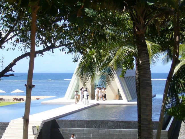 スパから見えたホテル内チャペルで結婚式が行われていました。海辺の式も素敵ですね。