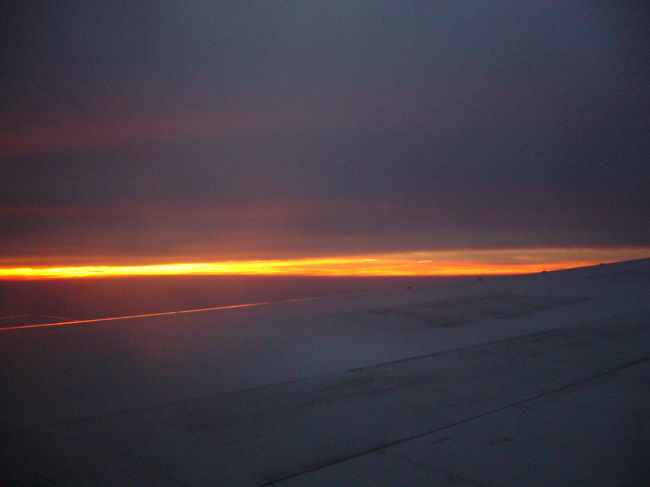 バリ島からシンガポールへ向かう機内から撮った夕焼け。うすい色から濃い色へじわーっと変わってきて感動でした。