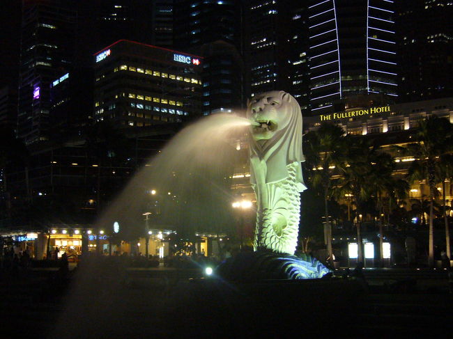 乗継の時間が５時間くらいあったのでいったん入国して市内に行ってみました。タクシーの運ちゃんに簡単に市内一周して！ってお願いしてマーライオンにも。待っててもらい記念撮影して引き続きツアー。