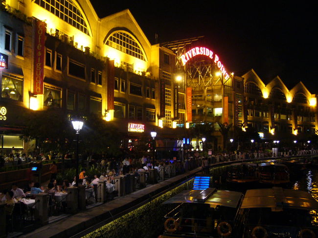 リバーサイドのClark Quayで下ろしてもらい、しばらくうろうろ。でも暑さと高い湿度に体力を奪われ、ちょっとうろついたあと空港に戻りました。