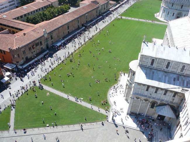 斜塔の頂上から、芝生を望むと米粒？のように人がいます。<br />警備員が定期的に追い出していましたが、すぐ人が集まってきます。