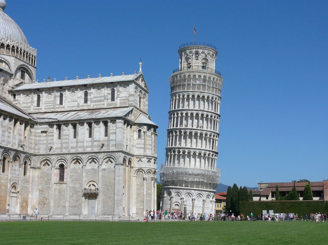 周りの芝生から写真撮影と思いましたが、芝生に入らないでください。と定期的に保安員が怒鳴ってますがしばらくするとまた芝生には人盛りの繰り返しです。