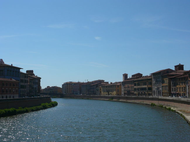 アルノ川<br />ドゥオモ広場に向かうタクシーの中から見たアルノ川がきれいだったので、ピサ中央駅まで歩いて戻ることにしました。