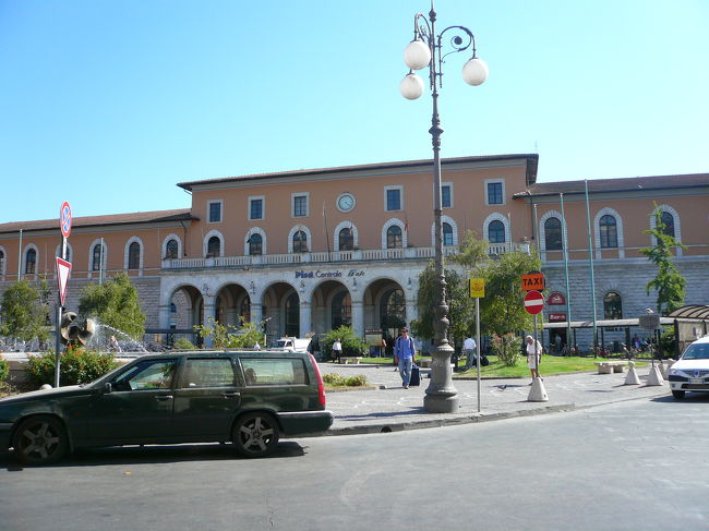 ピサ中央駅<br />いかにも田舎の駅、特に特徴のない平凡な佇まいでした。