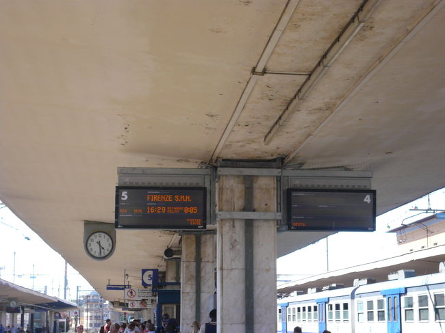 プラットホーム。ここからフィレンツェＳＭＮ駅に向けて出発です。列車は古くて、空調が効かないうえに満席で息苦しい１時間でした。<br />
