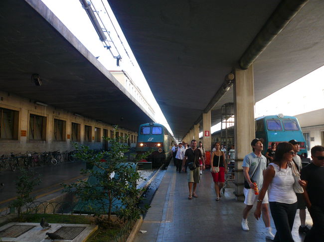 ＳＭＮ駅に到着です。<br />今日は「ドォーモ」と「ピサの斜塔」に登頂したこと主あり奥様がお疲れモードのため、ディナーは持参の「カップヌードル」で終了。<br />ホテルのバーで一休み。アメリカから息子の就職記念の旅行だという親子と知り合いましたが、あちらは３週間の旅行だそうです。。。