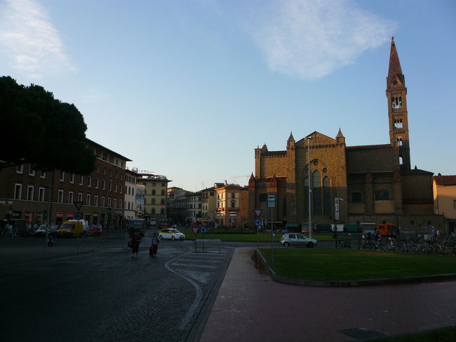 8/12 今日は「ｳﾌｨﾃｨ美術館」の訪問です。<br />予約が遅かったこともあり8:30の会館直後を予約。<br />また、ﾛｰﾏへの移動日でもあり、ﾎﾃﾙをﾁｪｯｸｱｳﾄし荷物をｻﾝﾀ･ﾏﾘｱ･ﾉｳﾞｪｯﾗ駅に預ける必要から、7時にﾁｪｯｸｱｳﾄしﾀｸｼｰにて駅まで移動し、荷物預かり所は思ったより空いており預入は簡単に終了。(因みに引き取り時には混んでいました)<br />駅前、早朝なので観光地ですが「静か」です