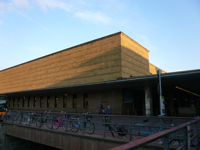 ｻﾝﾀ･ﾏﾘｱ･ﾉｳﾞｪｯﾗ駅の外観。<br />特徴のないｼﾝﾌﾟﾙな建物です。