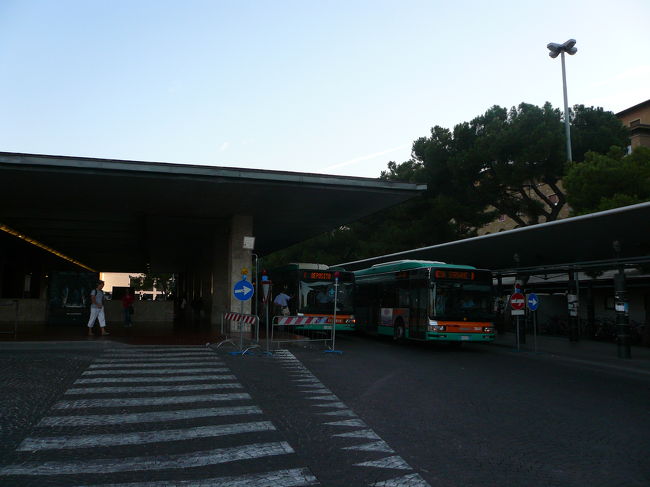 ｻﾝﾀ･ﾏﾘｱ･ﾉｳﾞｪｯﾗ駅前のバス停。<br />ここから、美術館へのバスで出発です。