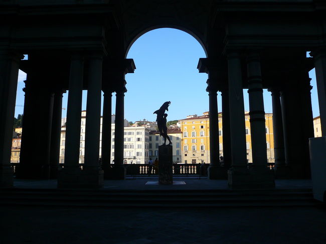 アルノ川の手前でバスを降りて美術館に向かいましたが30ほど時間があったのでベッキオ橋などをぷらぷらしながら受付が開く10分ほど前には予約者の発券場所の扉の前に並んで一番をゲットと思いきや、人懐っこいお婆ちゃん２人に割り込まれてしまった。（どうも現地ガイドのようでした。）<br />この予約もホワイトコンセルジェにとって貰ったのですが、名前だけで予約番号など無かったので心配でしたが、あっさりとチケットを購入できました。チケットを持って入場口に廻ると行列ができていましたが、それを横目にスイスイと入場しました。何組もの日本人ツアーに追い抜かれながら、見たい絵だけを集中的に鑑賞しました。（このとき参考になったのが世界の美術館（ウフィッツィ）でした<br />