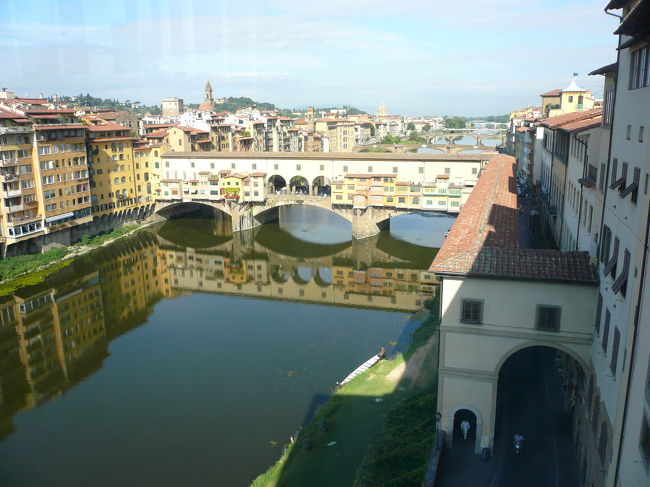 ウフィツィ美術館は全館撮影禁止なのですが、途中このスポット（ベッキオ橋を望む）だけは展示物が無いので許されています。アルノ川の水面にベッキオ橋が綺麗に映し出されています。<br />美術館の見学で役立ったのは、世界の美術館（ウフィッツィVol1,2）でした。個人旅行で案内がいないのでこの本は代表作品に詳しい説明がされており大変役立ちました。