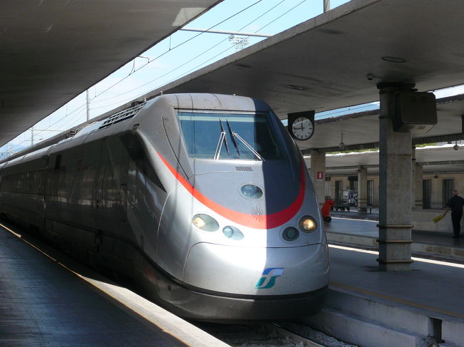 駅に向かい、荷物を受け取り、予約してあったユーロスターイタリアにて、いよいよイタリア最後の訪問都市であるローマに向かいます。今度は２等車（9491 11:44発 → 13:22着）です。