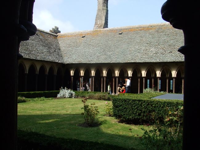 教会の内部。エデンの園だそうです。