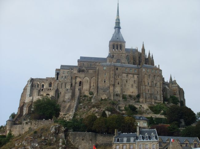 教会を出て、引きで。