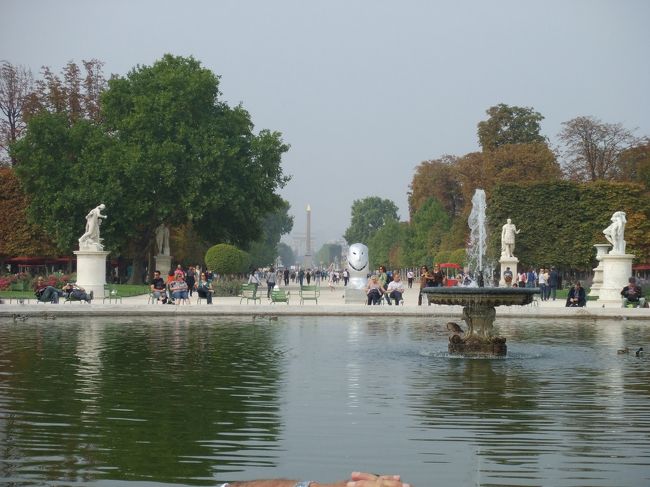 チュイルリー公園。<br />遠くにエッフェル塔が。<br />これからオランジュリーへ。