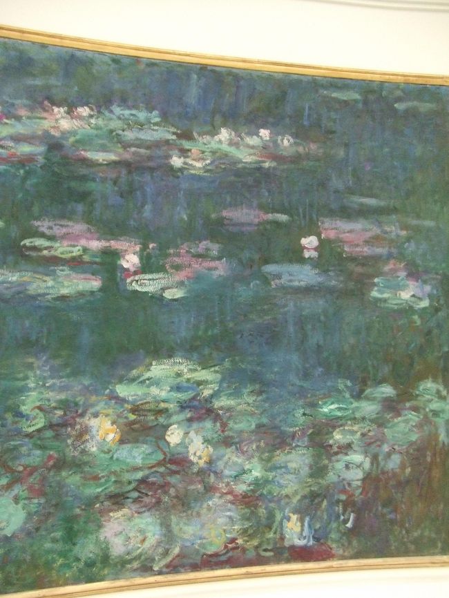 モネの睡蓮が360度ぐるっと見れます。