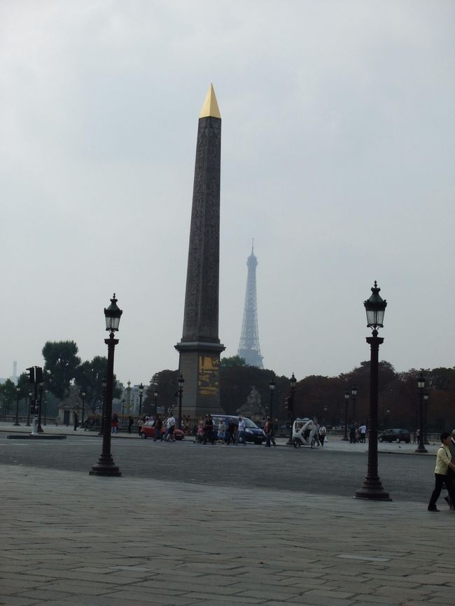 外に出て。<br />コンコルド広場＋エッフェル塔