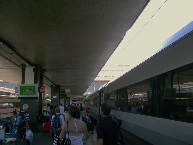 ユーロスター・イタリアにて1時間30分の旅は終わりいよいよイタリア最後で最大の観光地ローマ（テルミニ駅）に到着です。<br /><br />ローマは益々暑い、へばりそうな暑さです。<br /><br />駅に到着後、ツーリストセンターでＲＯＭＡ・ＰＡＳＳとＡＴＭでタクシー代＋αを調達しタクシーにていざホテルに向かいました。<br />