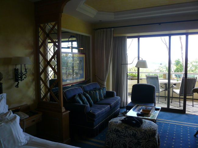 部屋はベットルームにリビングとベランダ。ベランダからはローマ市内が見渡せ、眼下にはプールが・・・