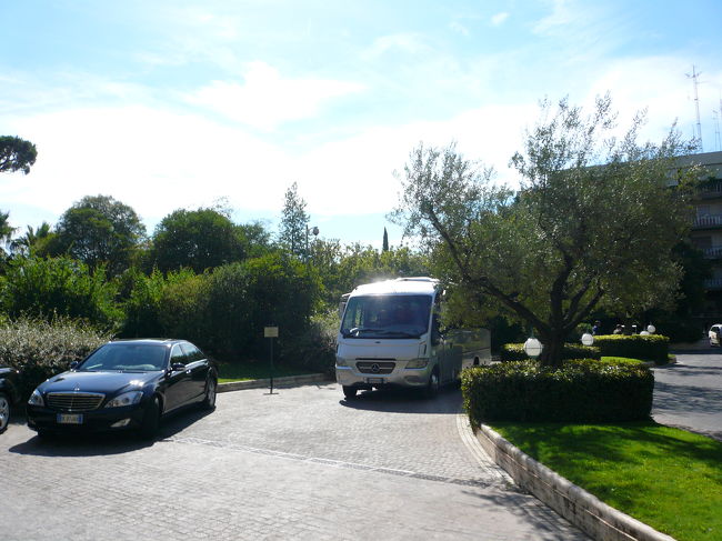 ホテルが郊外なので、ホテルのシャトルバス（ベンツ）で市街（地下鉄バンベリーニ）まで運んでくれます。ただし一便／一時間でした。