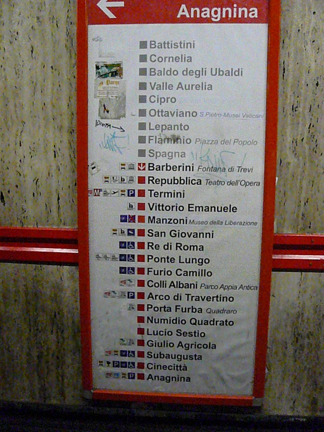 駅で調達したＲＯＭＡ・ＰＡＳＳを活用しコロッセオに行く事にしました。地下鉄Ａ線にてテルミニ駅に向かいます。ルートはシンプルで判りやすいですがこの表示の汚い事にはちょっとびっくり。