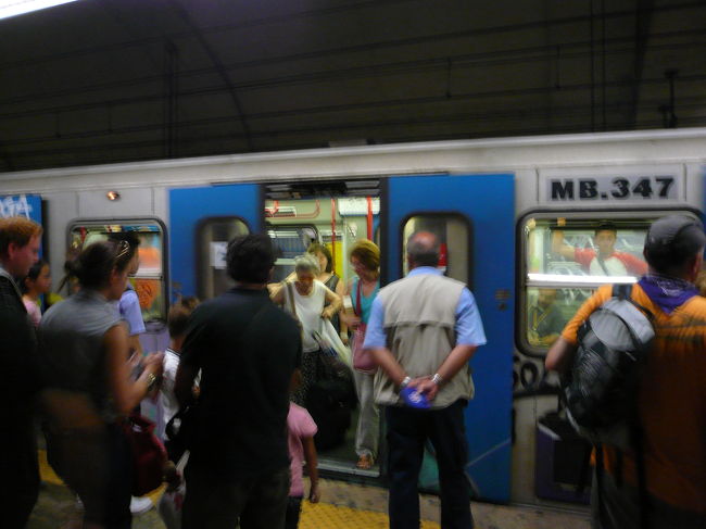 地下鉄は観光客？で結構込んでいました。