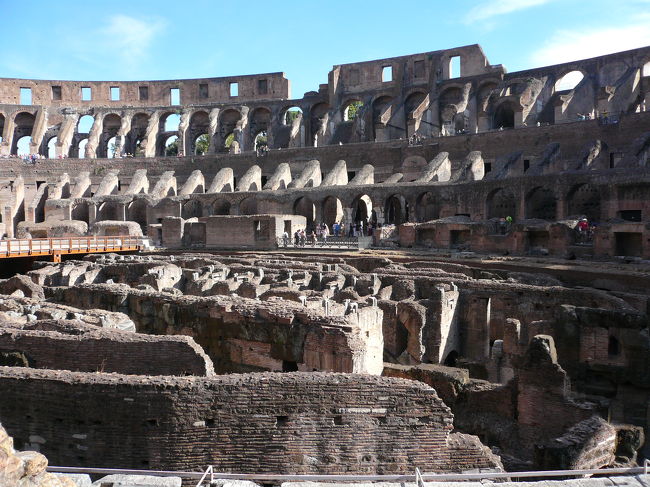 コロッセオの内部です。<br /><br />映画「グラディエイター」を思い出してしまいました。<br />また、映画「ジャンパー」でみたのと同じ作りでした。