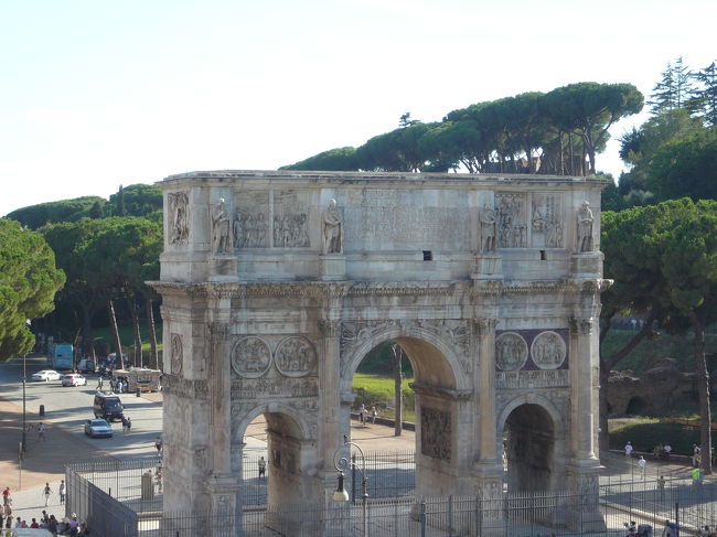 コンスタンティヌスの凱旋門：<br />古代ローマ時代の凱旋門。コロッセオとパラティーノの丘の間に位置している。当時、西ローマ帝国の副帝であったコンスタンティヌスが正帝マクセンティウス帝に勝利し西ローマの唯一の皇帝となった事を記念して建てられたものである。<br /><br />フランスのパリにナポレオンにより建設されたエトワール凱旋門のモデルにもなっている。<br /><br />
