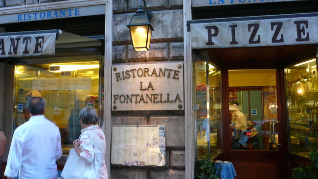 コロッセオに長居していたのと、昼ごはんを食べていなかったので、バンバリーノ駅に戻って、イタリアンディナーを頂きました。<br />えきの回りをグルッと周って、エイヤ＾で決めたＰＩＺＺＡ屋に入り、サラダ、ピザ、パスタとハウスワインをおいしく頂ました。飛び込みで入りましたが意外とＧＯＯＤでした。<br />