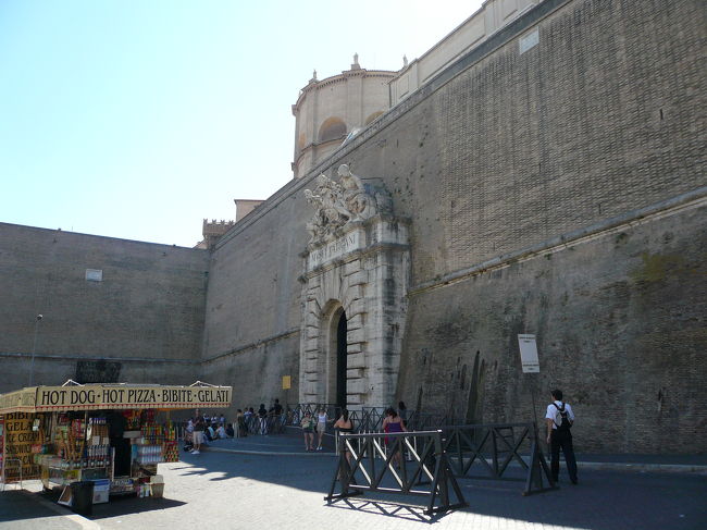 今日のメインイベントはヴァチカン美術館です。<br />中央に見えるのは実は美術館の出口です。入り口は左手奥にあります。<br /><br />通常は待ち時間が2時間以上掛かるとのことでが、一般客の予約は受け付けていないため、ツアーに申し込むしかないのですがこれが高い。ＷＥＢで調べた結果、現地集合のツアー（集合して、入場して、解散するだけ　イタリア語と英語のみ対応）を見つけて申し込みをしておきました。<br /><br />しかし、出発が遅れホテルからタクシーを利用したのですが、乗った運ちゃんはヴァチカン美術館と言ったら気を聞かせて列の最後尾（グルッと塀を回りこみました）に連れて行かれそうになりあわてて、チケットは正門前で受け取れるツアーに申し込んでいるから入口に言ってくれとと伝え何とか間に合いました。