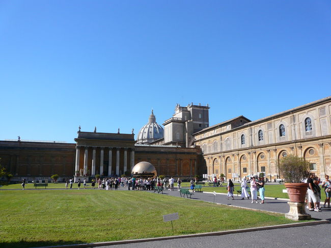 ヴァチカン美術館の中庭。ここで美術館の概要（最後の審判への行きかた他）を聞いて解散です。