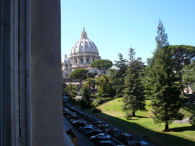 広ーい美術館の中を迷子になりながら鑑賞していきますが、窓越しの「サンピエロ寺院」をです。<br />この後、ヴァチカン最大の見ものである。「ミケランジェロの最後の審判」です。<br />ただし、システィーナ礼拝堂の祭壇に描かれたフレスコ画で写真撮影が禁止されているため、記録はありません記憶にとどめておきました。<br /><br />いろんな所で語りつくされていますが、圧巻の一言です。これを見れただけでも来て良かった。<br />しかし礼拝堂内は人・人・人でした。