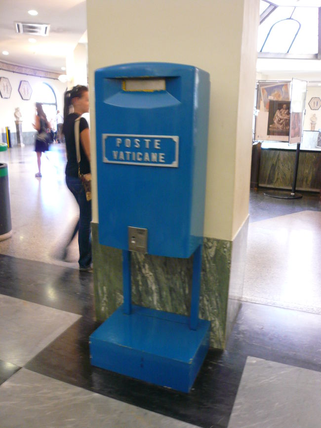ヴァチカンの郵便ポストです。<br />ローマと異なり青でした。