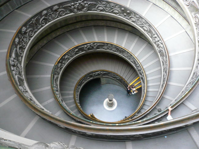 この螺旋階段を下りると出口です。<br />「最後の階段」です。<br /><br />ヴァチカンを後にして一度ホテルに帰り、極暑の昼はホテルで休憩したあと、シャトルバスで市内観光に向かいました。