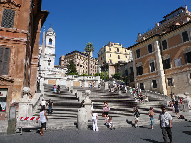 スペイン広場（スペイン階段）です。<br />まだまだ日は高く、暑いので「階段」には人はまばらです。　<br />出発前に「ローマの休日」を復習しておきましたが、現在は飲食は禁止されており階段でジェラードは頂けません。<br /><br />広場の中央には、ジャン・ロレンツォ・ベルニーニ作「バルカッチャの噴水」がある。東には後述の大階段がある。西側はコルソ通りに向けてブランドショップが立ち並ぶコンドッティ通りがある。