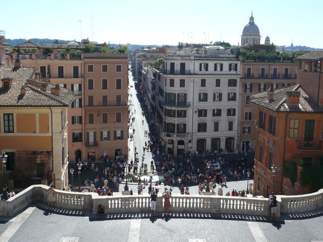 トリニタ・デイ・モンティ教会へと続くトリニタ・デイ・モンティ階段、通称「スペイン階段」を昇り、西側のコンドッティ通りです。<br /><br />スペイン階段には人は少ないで日陰には人盛りです。<br />通りの入口に見えるのが「バルカッチャの噴水」です。<br />