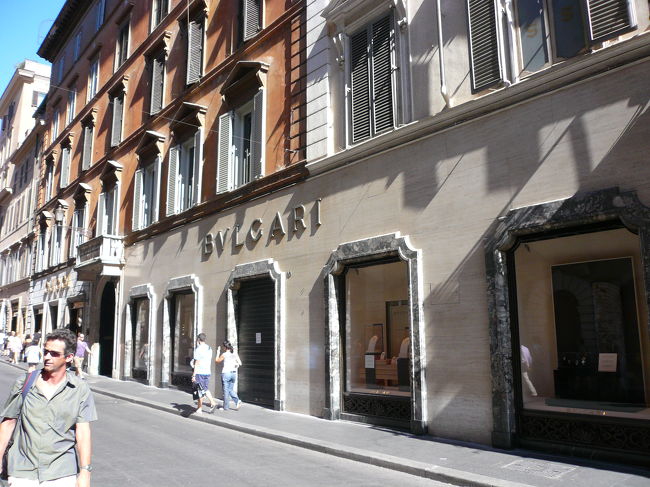 コンデット通りを散策してみました。これはＢＶＬＢＡＲＩ本店です。実はお店は改装中でここから２０ｍほど西に移動して営業していました。<br />しかし、１６５円／ユーロでは高い。。。<br />日本人が大勢いました。